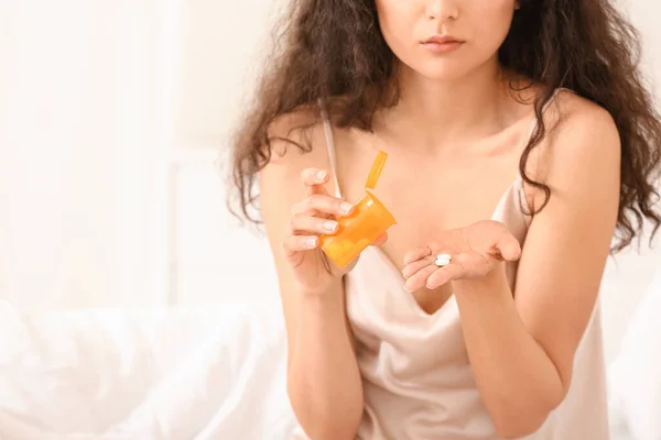 Jovem Mulher Tomando Pílulas Para Dormir Quarto — Fotografia de Stock