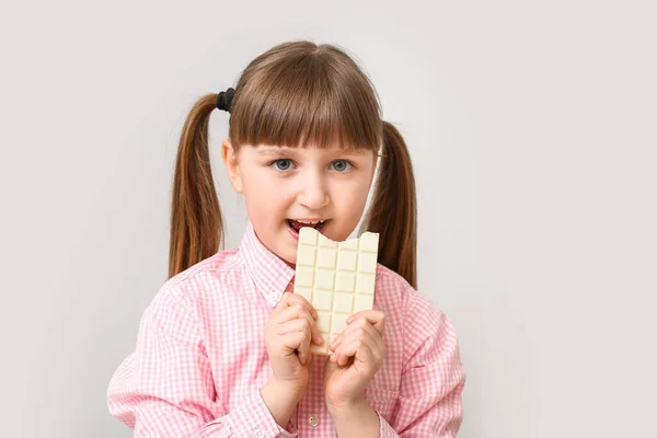 Aranyos Vicces Lány Csokoládé Könnyű Háttér — Stock Fotó