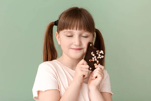 可愛いです面白いです女の子とともにチョコレート上の色の背景 — ストック写真