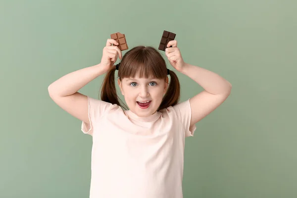 可愛いです面白いです女の子とともにチョコレート上の色の背景 — ストック写真