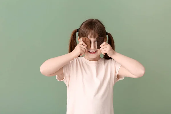 Roztomilé Legrační Dívka Čokoládou Barevném Pozadí — Stock fotografie