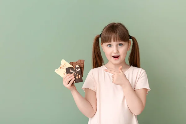 Menina Engraçada Bonito Com Chocolate Fundo Cor — Fotografia de Stock