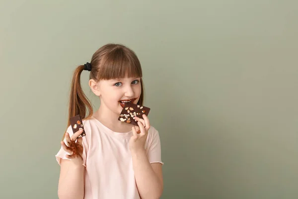 Nettes Lustiges Mädchen Mit Schokolade Auf Farbigem Hintergrund — Stockfoto