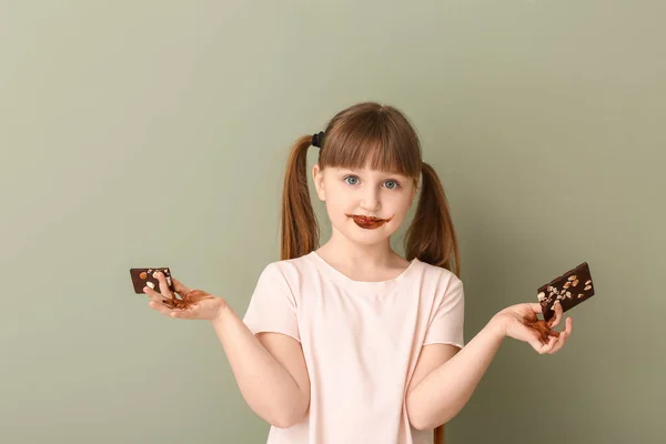 可愛いです面白いです女の子とともにチョコレート上の色の背景 — ストック写真
