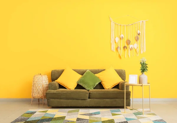 現代的なソファ付きの部屋のインテリア — ストック写真
