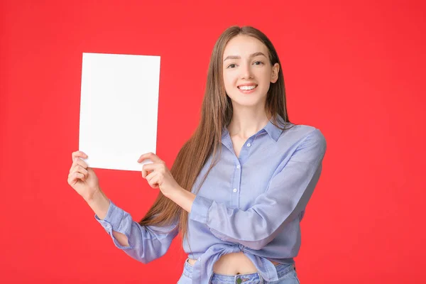 Jovem Com Cartão Branco Sobre Fundo Cor — Fotografia de Stock