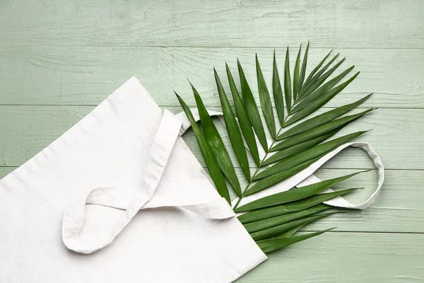 Eco Bolsa Hoja Palma Sobre Fondo Madera —  Fotos de Stock