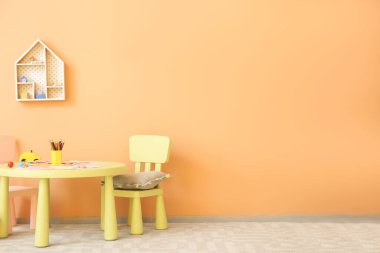 Anaokulundaki modern oyun odasının şık iç mimarisi.