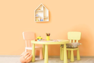 Anaokulundaki modern oyun odasının şık iç mimarisi.