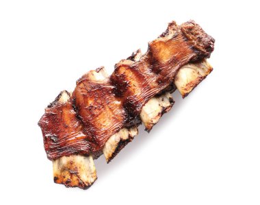 Beyaz arka planda lezzetli sığır kaburgaları