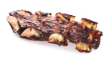 Beyaz arka planda lezzetli sığır kaburgaları