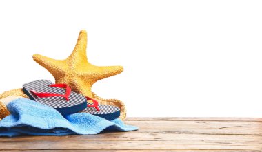 Masada beyaz arka planda plaj aksesuarları var.