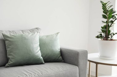 Modern odada rahat bir kanepe