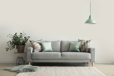 Rahat kanepesi olan modern bir oda.