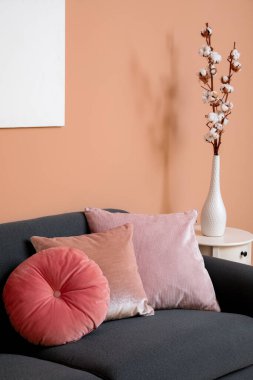 Rahat kanepesi olan modern bir oda.