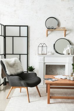 Şömineli modern odanın içi.