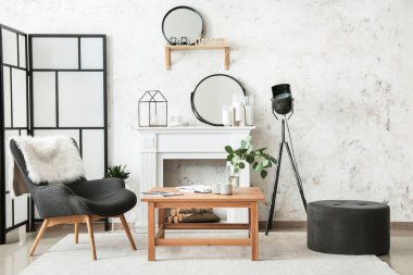 Şömineli modern odanın içi.