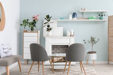 Şömineli modern odanın içi.