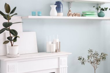 Şömineli modern odanın içi.