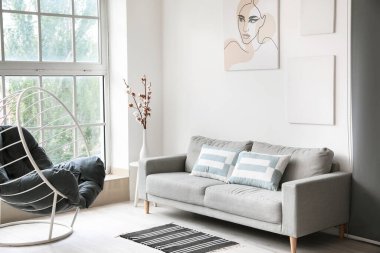 Rahat kanepesi olan modern bir oda.