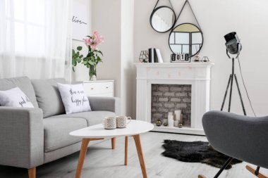 Şömineli modern odanın içi.