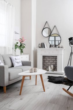 Şömineli modern odanın içi.