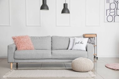 Oturma odasında şık bir kanepe.