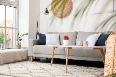 Rahat kanepesi ve masası olan şık bir oturma odası.