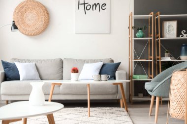 Oturma odasının içinde rahat bir kanepe.