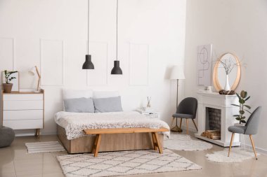 Odanın içinde yatağı olan şık bir şömine.