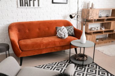 Oturma odasının içinde rahat bir kanepe.