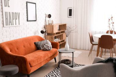 Oturma odasının içinde rahat bir kanepe.