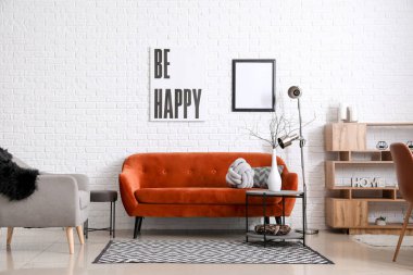 Oturma odasının içinde rahat bir kanepe.