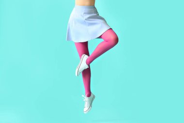 Külotlu çorap giymiş güzel bir kadın.