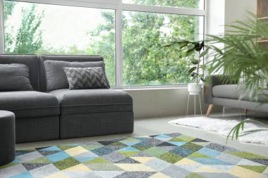 Rahat koltukları olan şık bir oturma odası.