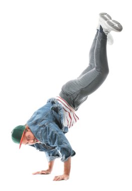 Beyaz arka planda erkek hip-hop dansçısı