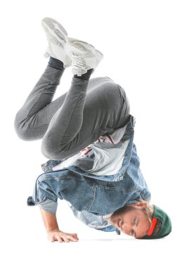 Beyaz arka planda erkek hip-hop dansçısı