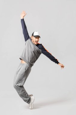 Hafif arka planda erkek hip-hop dansçısı