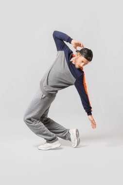 Hafif arka planda erkek hip-hop dansçısı