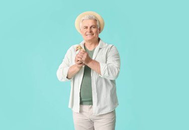 Renkli ördek yavrusuyla kıdemli çiftçi.