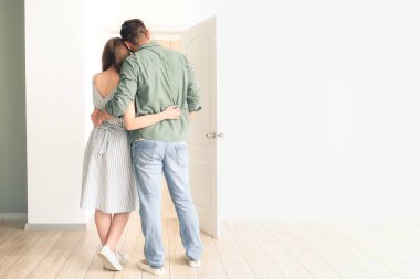 Yeni evlerinin önünde mutlu bir çift.