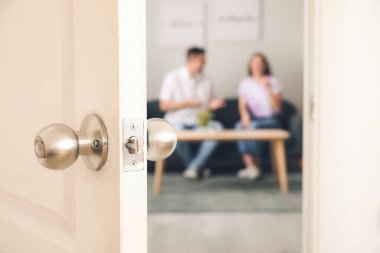 Genç bir çiftin yeni dairesinde açık kapı.