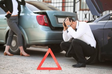 Stresli sürücüler kazadan sonra bozuk arabaların yanında