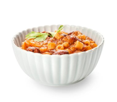 Lezzetli makarna ve beyaz arka planda fasulye kasesi.