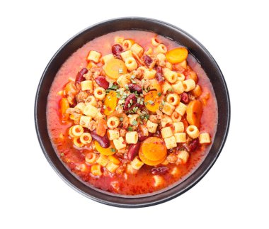 Lezzetli makarna ve beyaz arka planda fasulye kasesi.