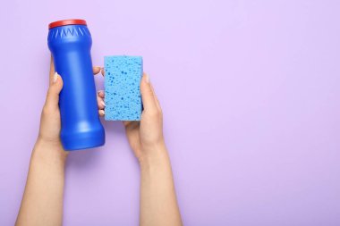 Deterjanlı eller ve arka planda sünger