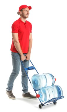 Beyaz arka planda su şişeleri taşıyan teslimatçı.