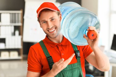 Ofisinde bir şişe suyla teslimatçı.