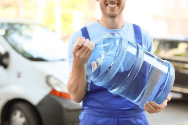 Dışarıya bir şişe suyla teslimatçı.