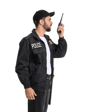 Beyaz arka planda iki yönlü telsizi olan yakışıklı bir polis.
